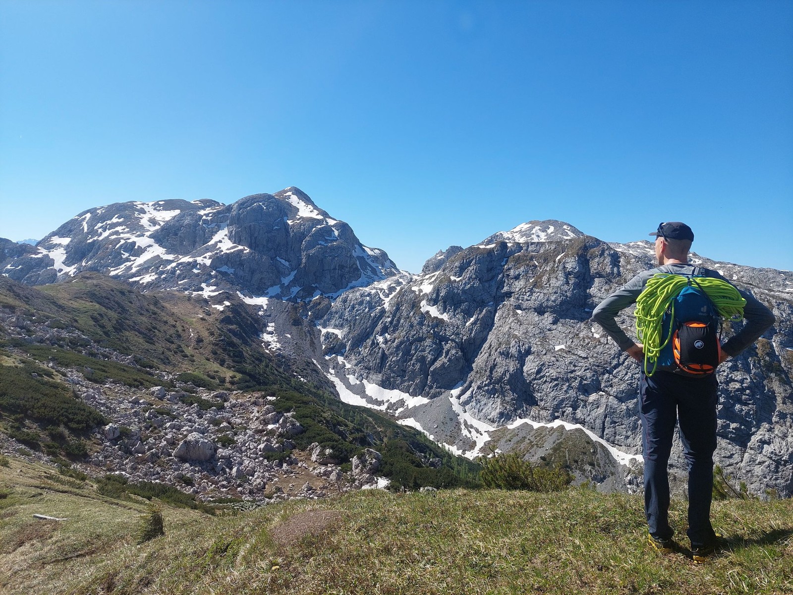 Trogkofel Sudwand (06) Prístup ku stene pohľad na Monte Cavallo di Pontebba