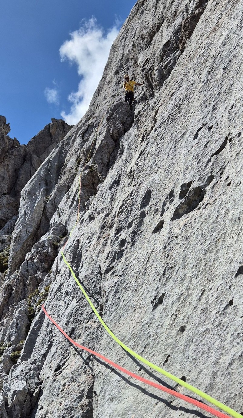 Trogkofel Sudwand (24) Cesta Gretel traverz do správnej línie z prvého štandu cesty Crete Rosse