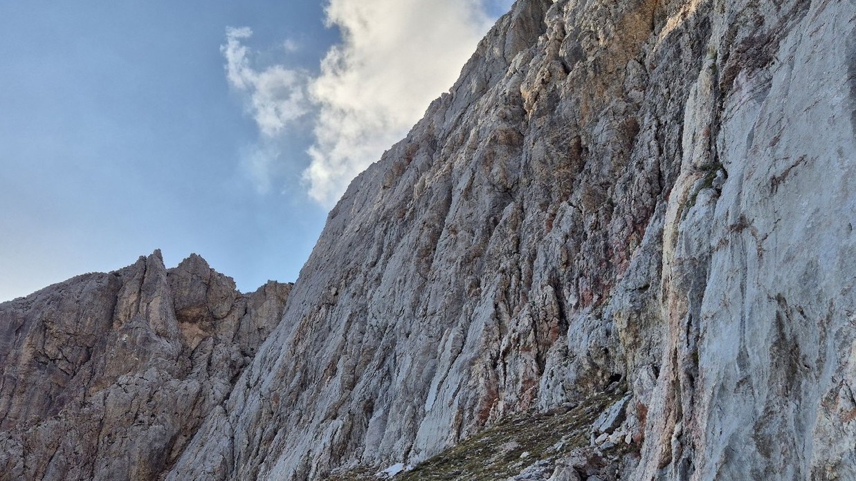 Trogkofel Sudwand (35) Zostup pohľad na stenu pri západe slnka