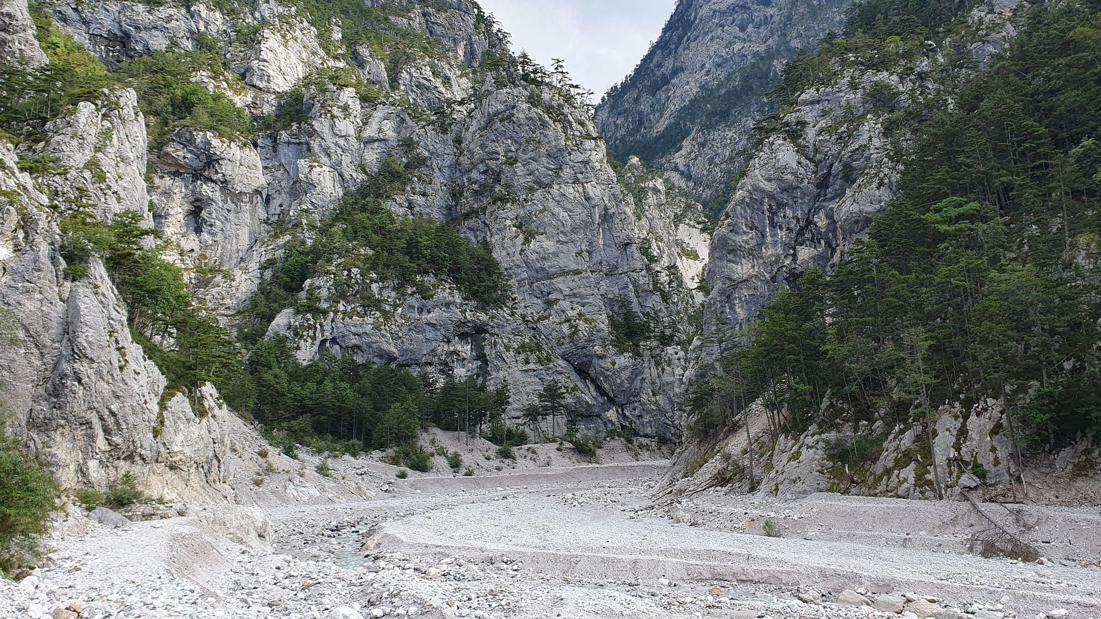 Ferrata Ruffano (01) ústie kaňonu s ferratou a lezeckým sektorom