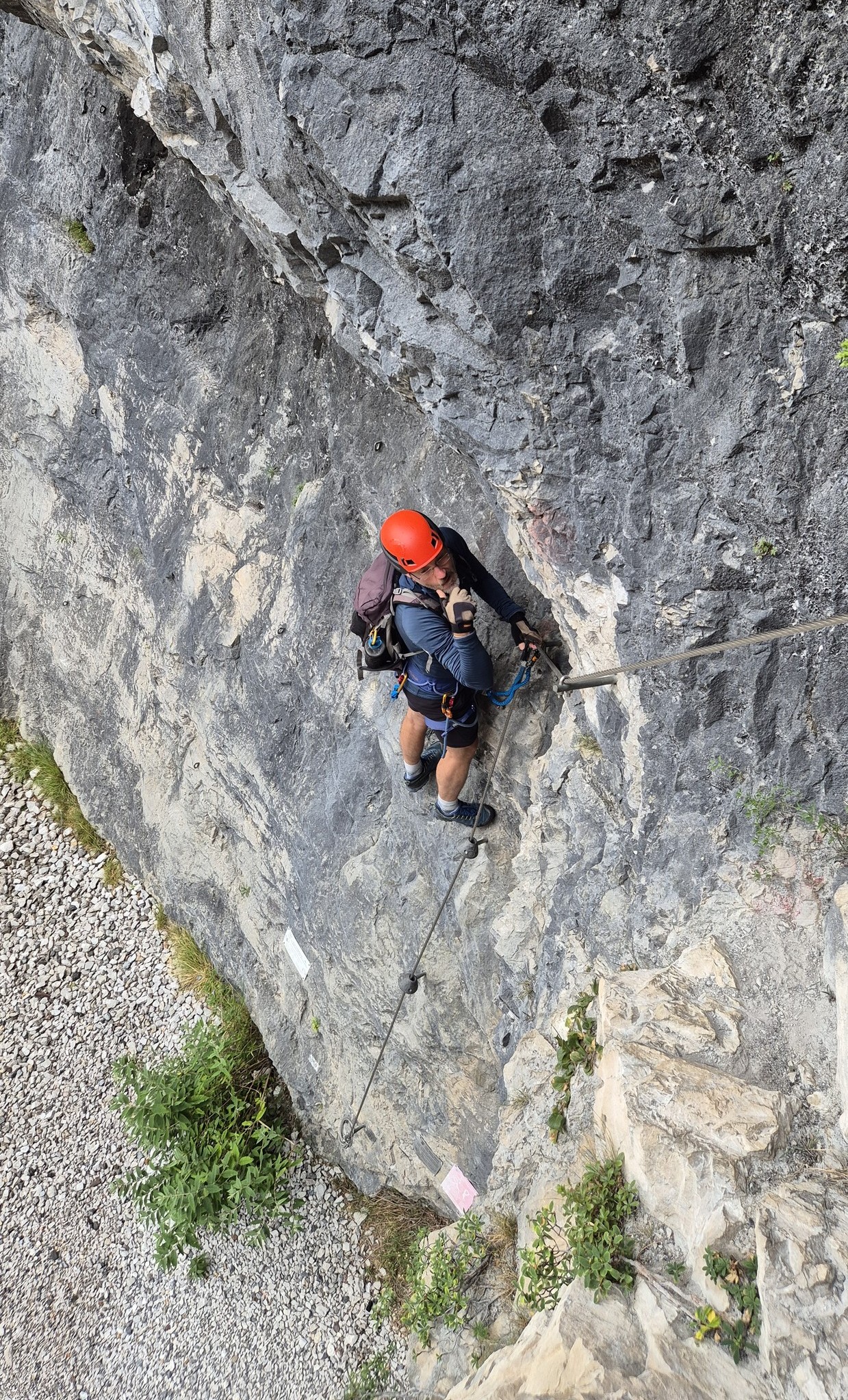 Ferrata Ruffano (06) prvý vertikálny úsek a za ním previsnutý traverz
