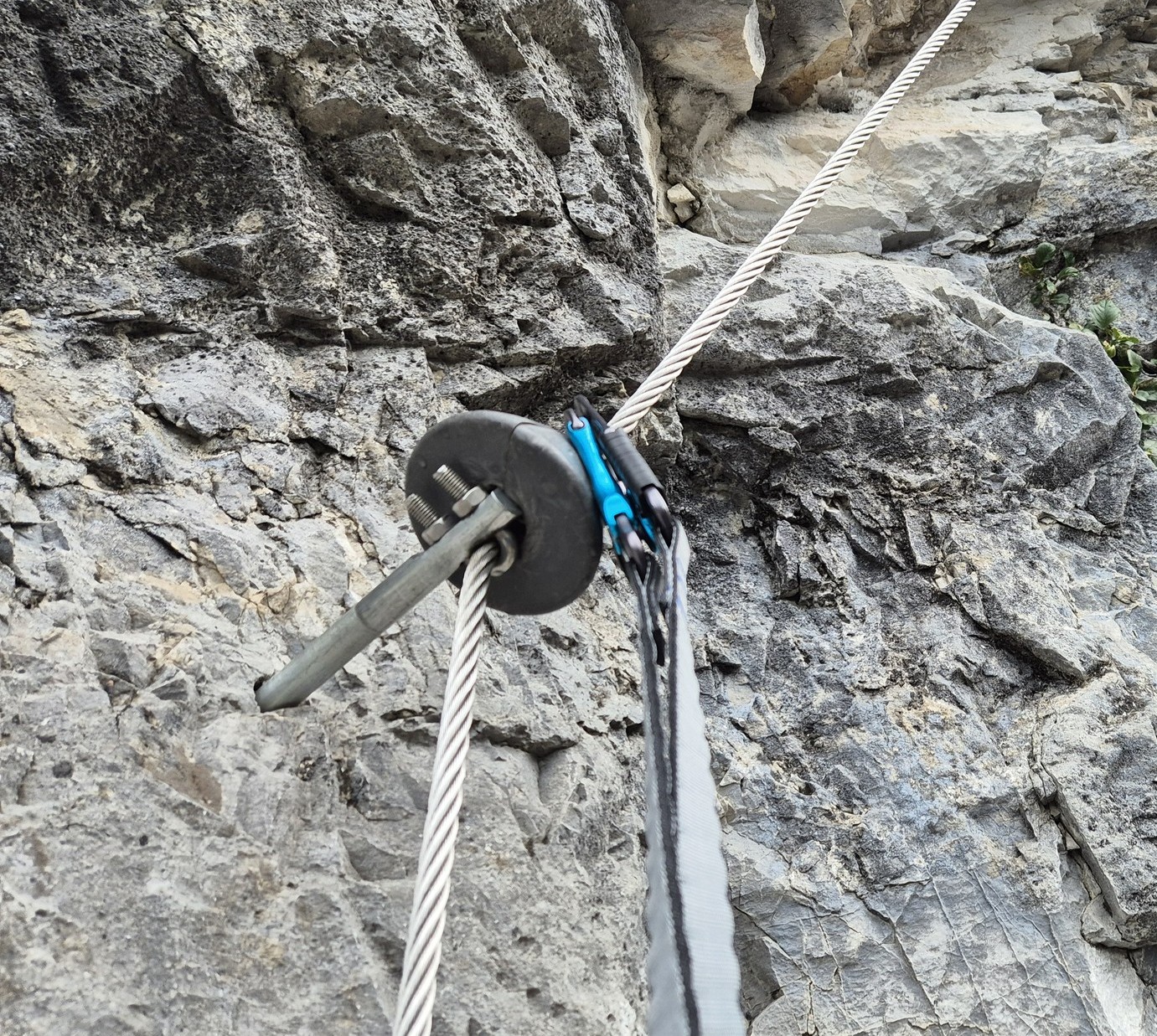 Ferrata Ruffano (08) ukážkový gumený tlmič vo vertikálnom úseku