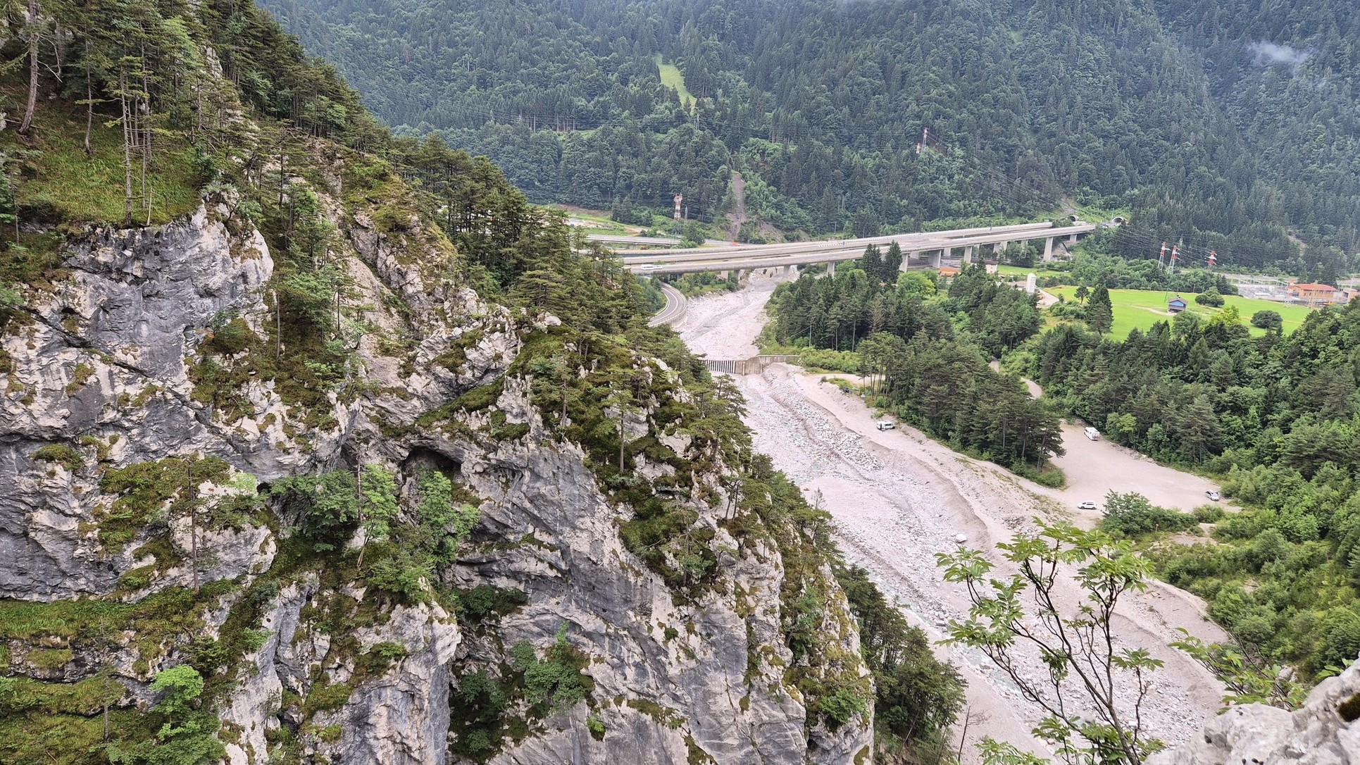 Ferrata Ruffano (11) výhľad na diaľnicu a neoficiálny autokemp