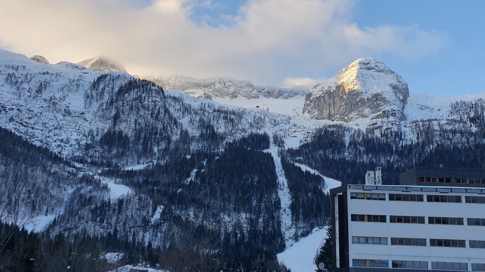 Skialp Altopiano del Montasio Forca dei Disteis (01) lyžiarske stredisko Sella Nevea od parkoviska