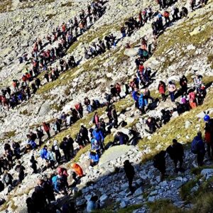 Atmosféru výstupu na Rysy si obvykle užíva 2000 ľudí denne