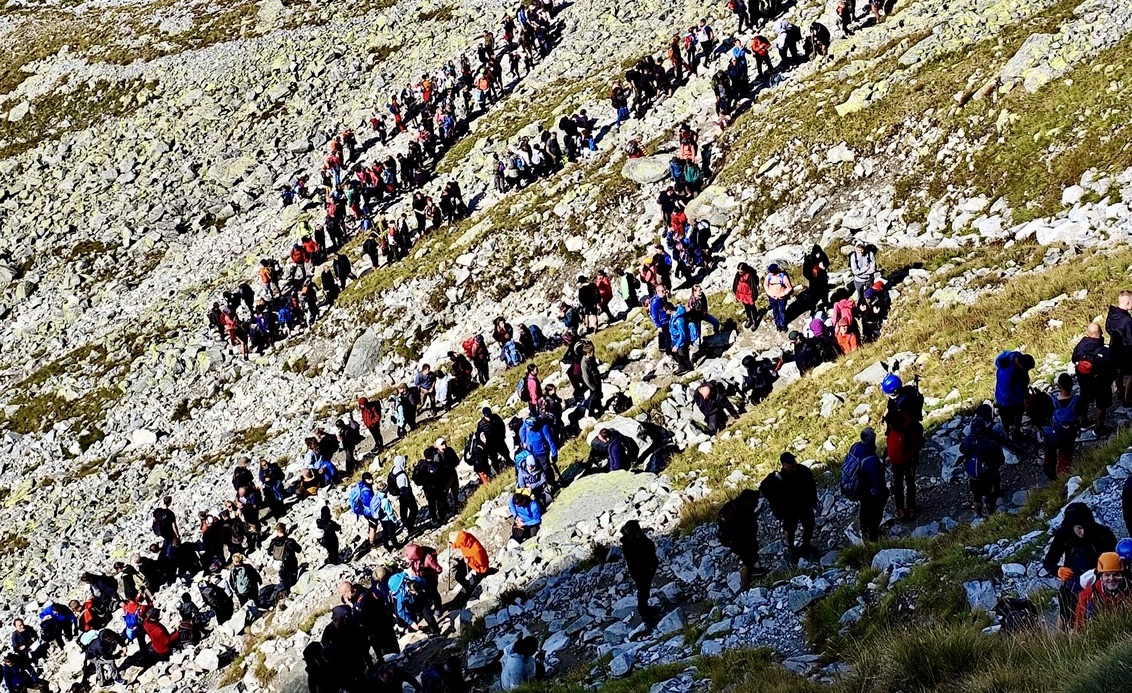 Atmosféru výstupu na Rysy si obvykle užíva 2000 ľudí denne