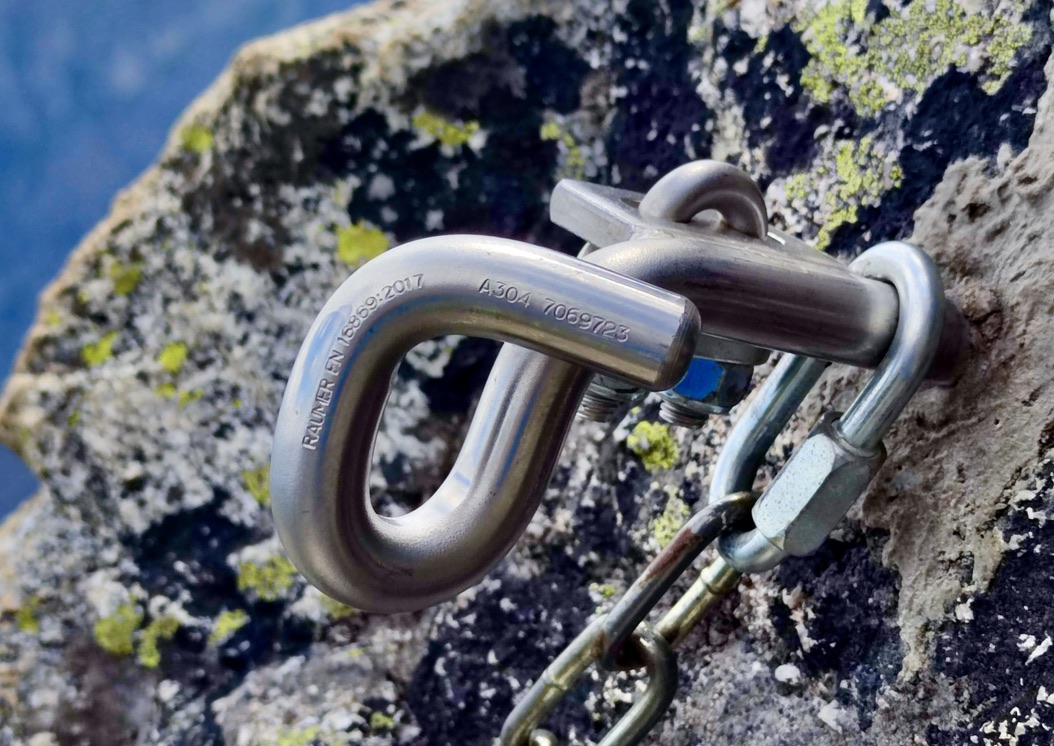 Nové železo na Lomnickom štíte je osadené Horskou záchrannou službou a slúži najmä vodcom