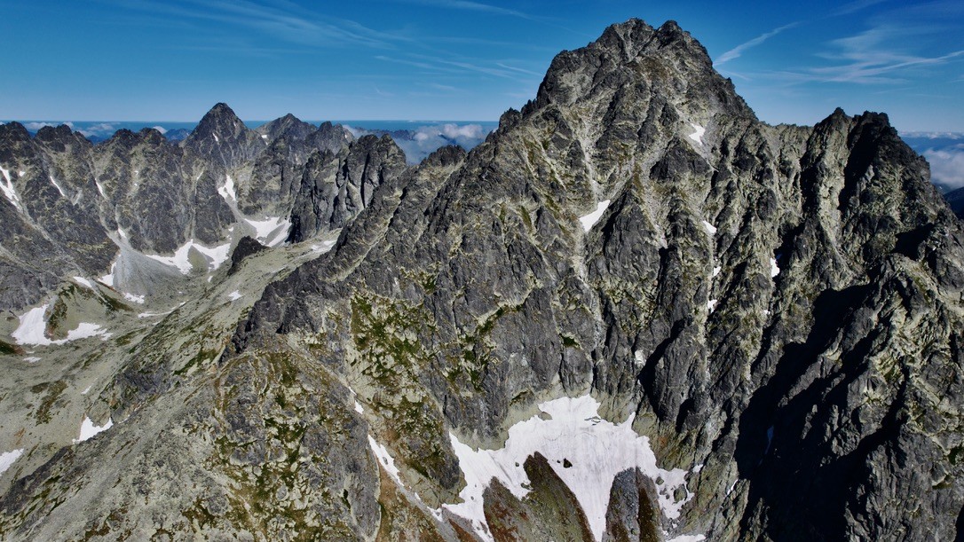 Pohľad na Dromedárov chrbát a Urbanove veže – línia novej výstupovej trasy vedie po hrebeňoch na ľavej strane Gerlachovského kotla X