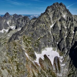 Pohľad na Dromedárov chrbát a Urbanove veže – línia novej výstupovej trasy vedie po hrebeňoch na ľavej strane Gerlachovského kotla