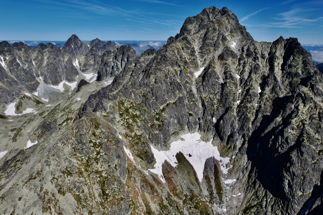 Pohľad na Dromedárov chrbát a Urbanove veže – línia novej navrhovanej výstupovej trasy vedie po hrebeňoch na ľavej strane Gerlachovského kotla