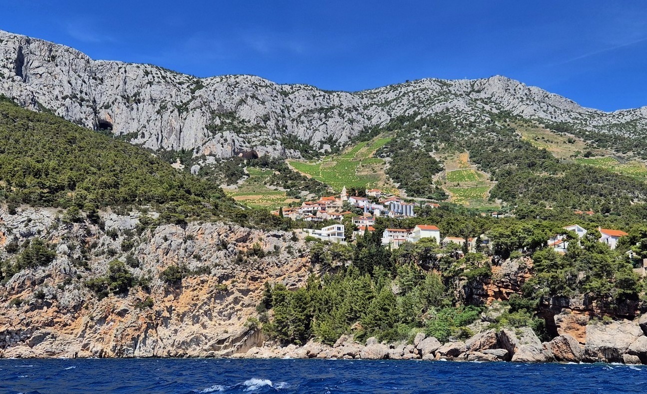 Ferrata Hvar (38) Sv Nedelja a Sv Nikola pri pohľade z mora vľavo vidno jaskyňu